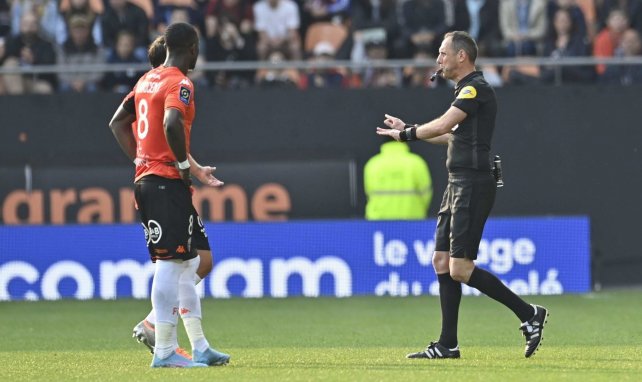 Mikael Lesage parlant avec les joueurs de Lorient en Ligue 1
