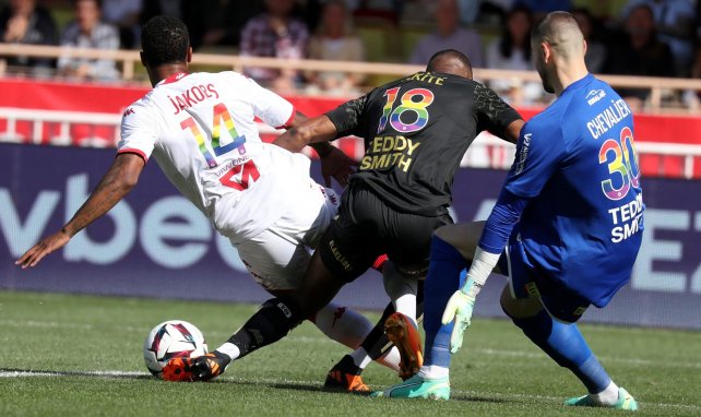 Le flocage arc-en-ciel lors du match entre Lille et Monaco
