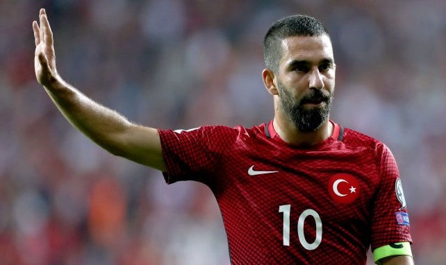 Arda Turan signe son retour à Galatasaray