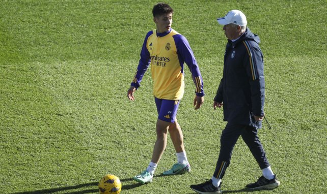 Arda Güler avec Carlo Ancelotti lors d'un entraînement du Real Madrid
