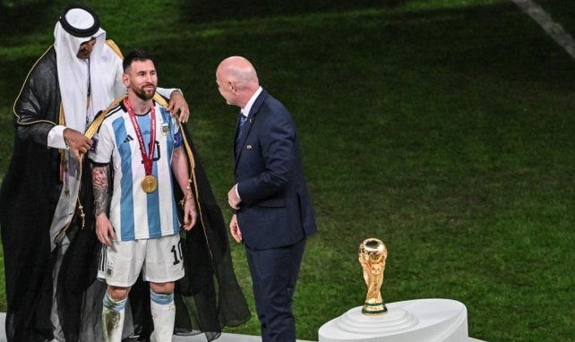 Lionel Messi avec l'émir du Qatar et Gianni Infantino avant de soulever la Coupe du Monde au Qatar