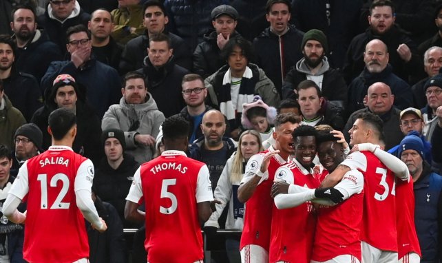 Les joueurs d'Arsenal célèbrent un but à Tottenham