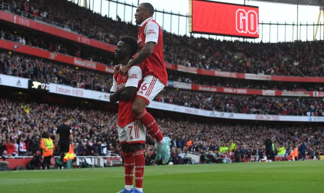 Bukayo Saka et Gabriel célèbrent un but contre Liverpool