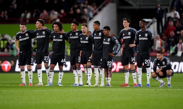 Les joueurs d'Aston Villa lors de la séance de tirs au but perdue contre Brentford