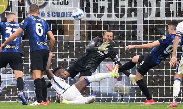 Duvan Zapata (Atalanta) frappe face à Samir Handanovic (Inter)