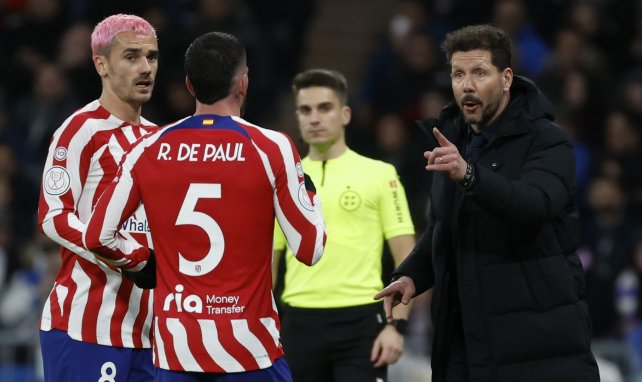 Diego Simeone donne des instructions à Rodrigo de Paul et Antoine Griezmann