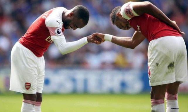 Aubameyang célèbre un but avec Lacazette à Arsenal