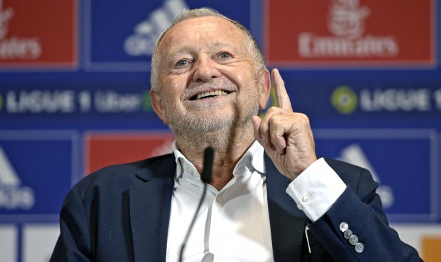 Jean-Michel Aulas tout sourire lors d'une conférence de presse