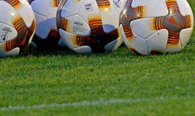Ballons adidas sur un terrain de football