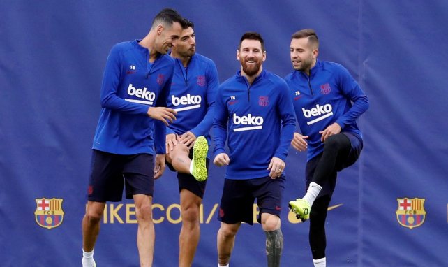 Messi entouré par Busquets, Suarez et Alba