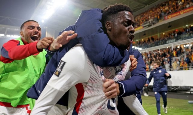 Mohamed Bayo célèbre un but avec le LOSC