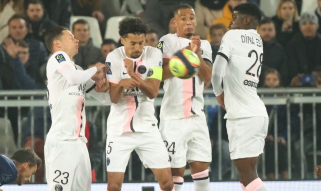Les joueurs du PSG dévient un coup franc contre Bordeaux