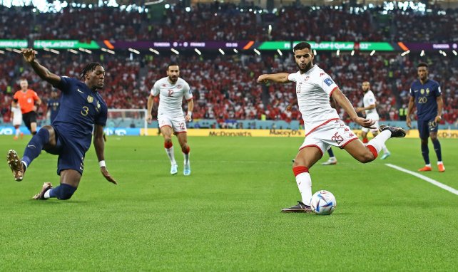 Anis Ben Slimane face à Axel Disasi en Coupe du Monde lors de Tunisie-France