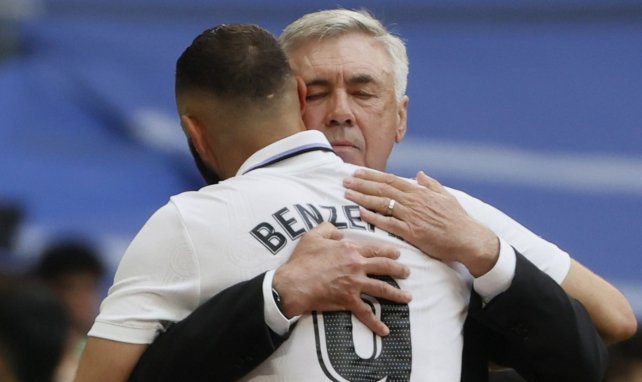 Karim Benzema dans les bras de Carlo Ancelotti