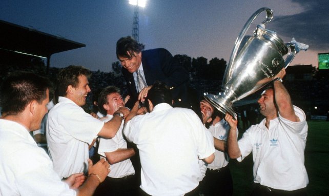 Bernard Tapie avec ses joueurs après la victoire en Ligue des Champions