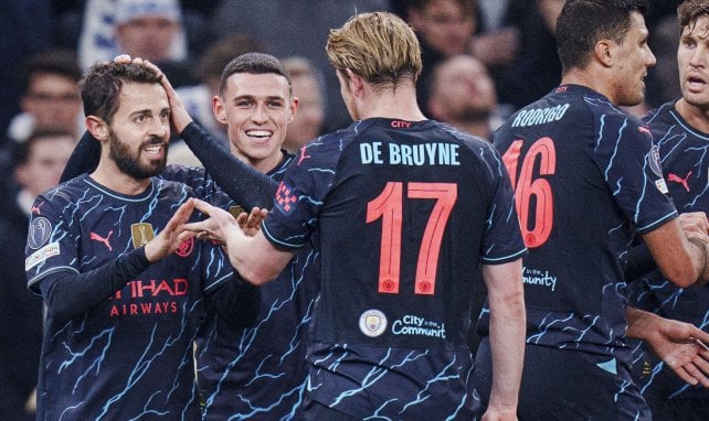 Bernardo Silva félicité par Kevin de Bruyne et Phil Foden