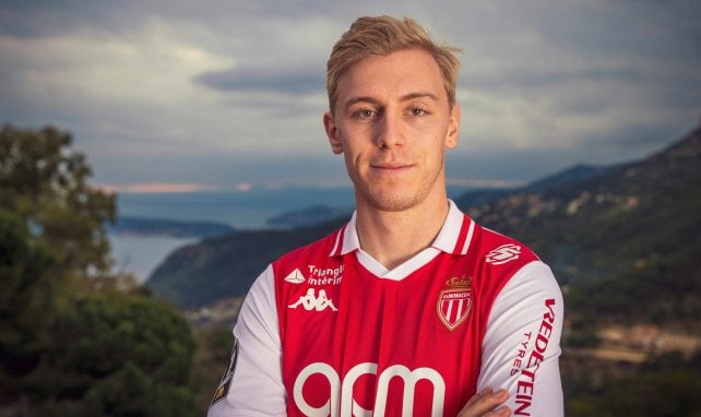 Mika Biereth pose avec son nouveau maillot de Monaco