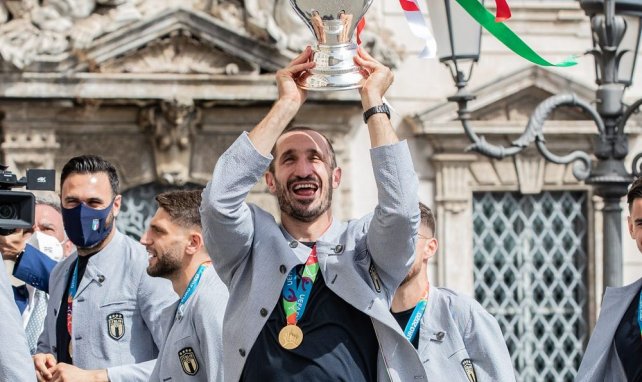 Chiellini soulève le trophée de l'Euro