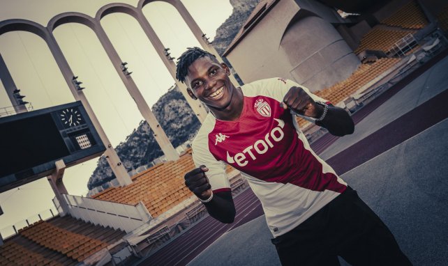 Breel Embolo pose à Louis II avec son nouveau maillot (crédit photo AS Monaco)