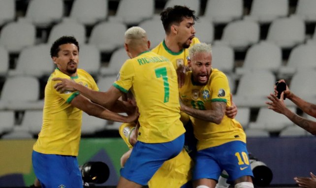 Les Brésiliens célèbrent le but de la victoire 