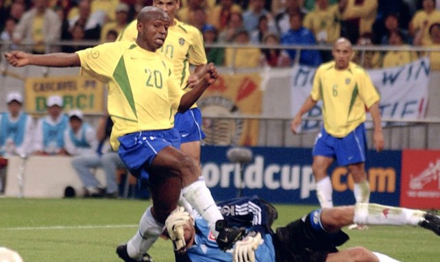 Edilson ici avec le Brésil lors de la Coupe du Monde 2002