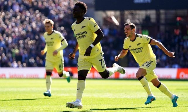 Bukayo Saka célèbre un but avec Arsenal à Villa Park