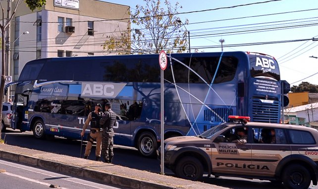 Le bus de Boca Juniors a passé la nuit devant le commissariat, sous escorte policière