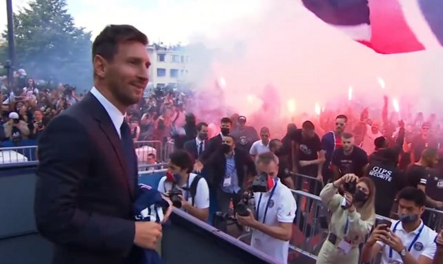 Lionel Messi accueilli comme un héros par les fans parisiens