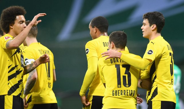 Les joueurs de Dortmund se congratulent lors de Werder-BvB