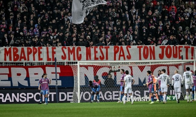 Une banderole déployée contre Mbappé lors de Caen-Clermont