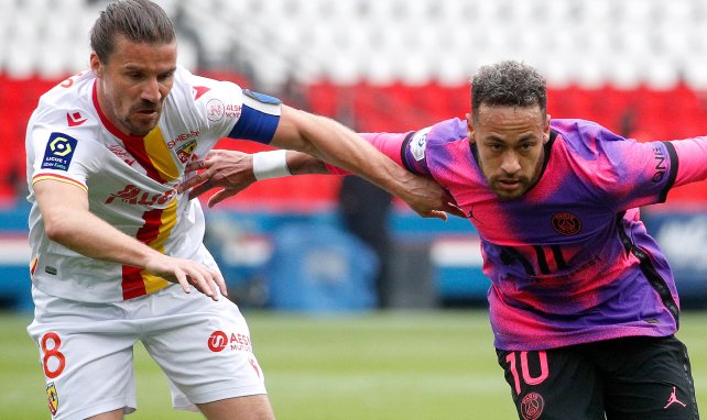 Yannick Cahuzac et Neymar au duel lors de PSG-RC Lens.