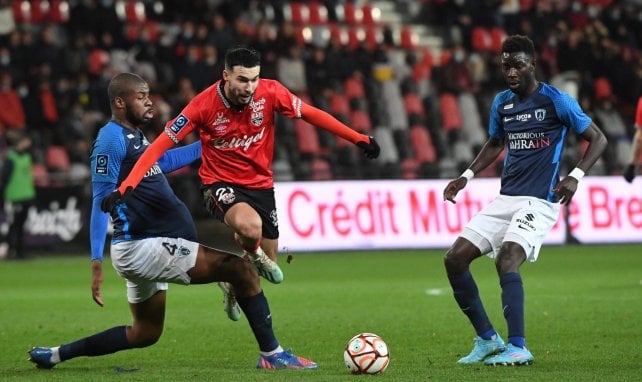 Ousmane Camara et Moustapha Namé en action sous le maillot du Paris FC. 