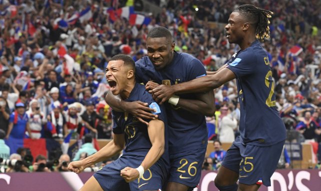 Kylian Mbappé et Eduardo Camavinga avec les Bleus