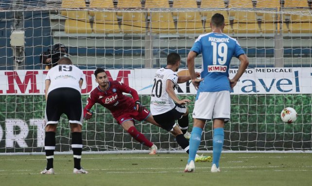 Gianluca Caprari en train de tirer son penalty contre le Napoli