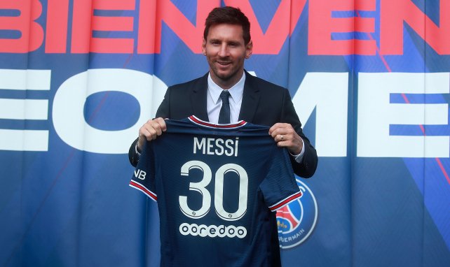 Lionel Messi avec le maillot du PSG sur la pelouse du Parc des Princes.