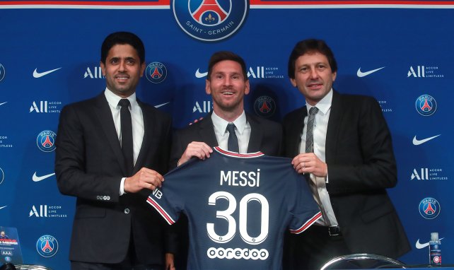 Lionel Messi avec Nasser Al-Khelaifi et Leonardo lors de la conférence de presse.