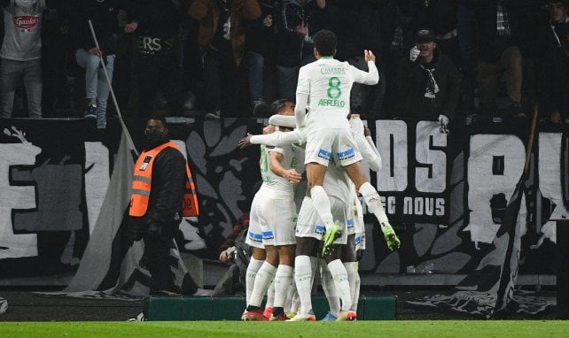 Les joueurs de St-Étienne célèbrent leur but 