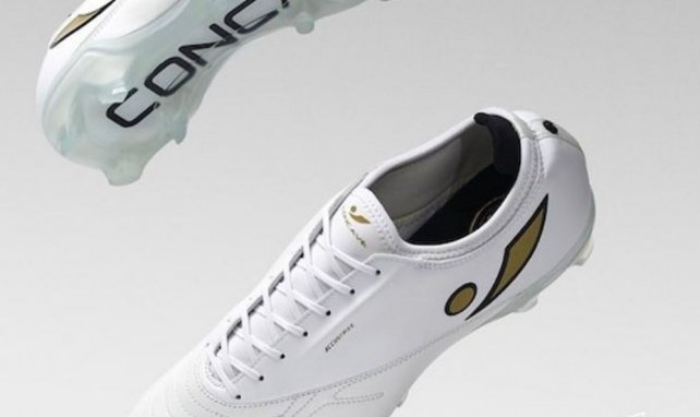 Mesut Özil porte les crampons d'une marque australienne 