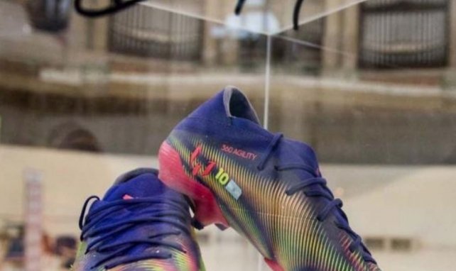 Les chaussures du record de but de Lionel Messi exposées au Museu Nacional d'Art de Catalunya
