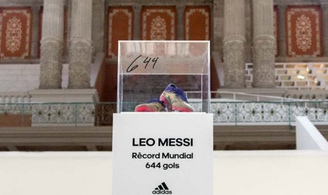 Les chaussures du record de but de Lionel Messi exposées au Museu Nacional d'Art de Catalunya