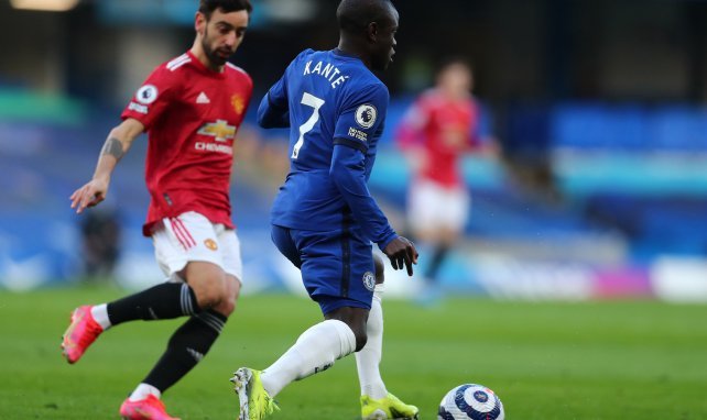 N'Golo Kanté et Bruno Fernandes, lors de la rencontre entre Chelsea et Manchester United.