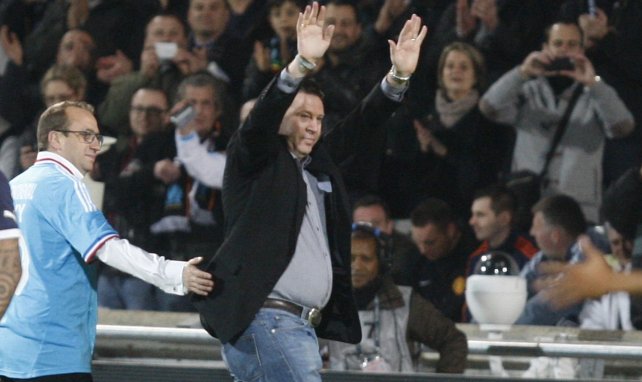 Chris Waddle salue le public de l'Orange Vélodrome
