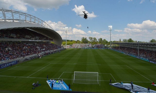 Le ballon du match déposé en hélicoptère lors de Clermont-Montpellier (Crédit photo Clermont Foot)