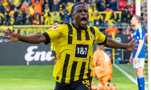 Youssoufa Moukoko célèbre son but avec le Borussia Dortmund