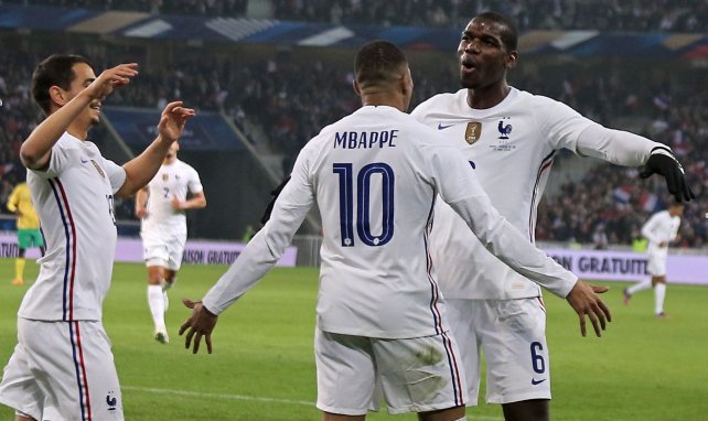 Kylian Mbappé célèbre son but en équipe de France avec Paul Pogba