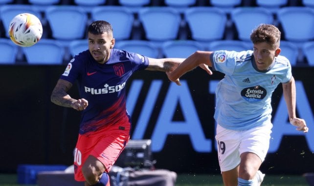 Angel Correa au duel avec Jose Fontan face au Celta