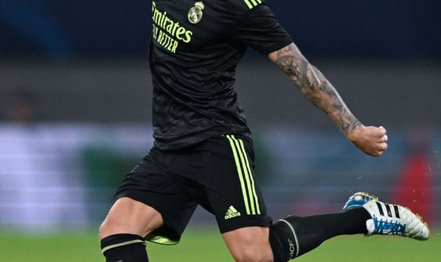 Toni Kroos avec sa paire d'adidas Adipure 11pro dans son coloris blanc/bleu