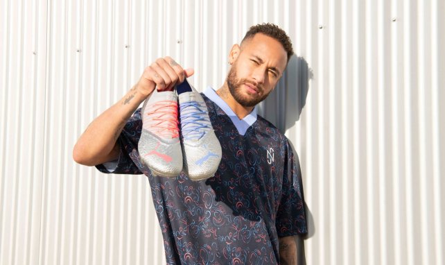 Neymar présentant sa paire de crampons Puma