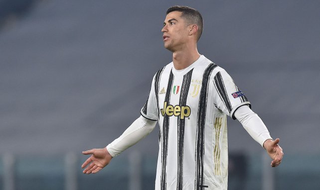 Cristiano Ronaldo Agace Le Vestiaire De La Juventus [ 382 x 642 Pixel ]