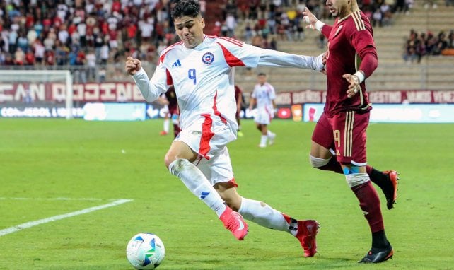 Damián Pizarro en action avec le Chili.